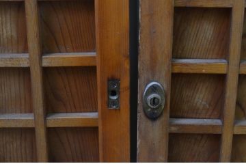 アンティーク建具　木の温かみが感じられるマス目(升目)の格子窓2枚セット(きつね格子、狐格子、格子戸、板戸、引き戸)(R-068016)
