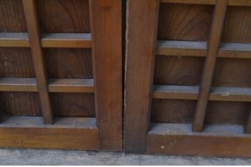 アンティーク建具　木の温かみが感じられるマス目(升目)の格子窓2枚セット(きつね格子、狐格子、格子戸、板戸、引き戸)(R-068016)