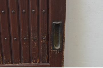 アンティーク建具　落ち着いた和の雰囲気におすすめの縦型格子窓2枚セット(水屋引き戸、格子戸、鎧戸)(R-068020)