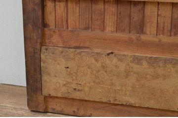 アンティーク建具　落ち着いた和の雰囲気におすすめの縦型格子窓2枚セット(水屋引き戸、格子戸、鎧戸)(R-068020)
