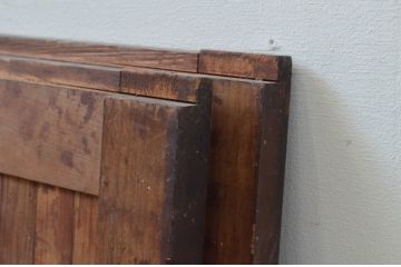 アンティーク建具　落ち着いた和の雰囲気におすすめの縦型格子窓2枚セット(水屋引き戸、格子戸、鎧戸)(R-068020)