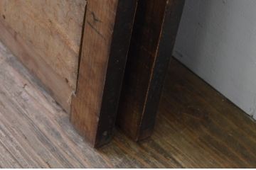 アンティーク建具　落ち着いた和の雰囲気におすすめの縦型格子窓2枚セット(水屋引き戸、格子戸、鎧戸)(R-068020)