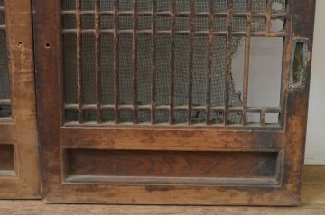 アンティーク建具　古き時代の味わいが魅力的な小さな格子窓2枚セット(引き戸、格子戸)(R-068021)
