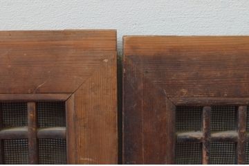 アンティーク建具　古き時代の味わいが魅力的な小さな格子窓2枚セット(引き戸、格子戸)(R-068021)