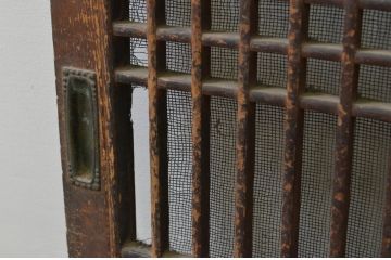 アンティーク建具　古き時代の味わいが魅力的な小さな格子窓2枚セット(引き戸、格子戸)(R-068021)