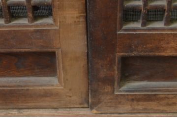 アンティーク建具　古き時代の味わいが魅力的な小さな格子窓2枚セット(引き戸、格子戸)(R-068021)