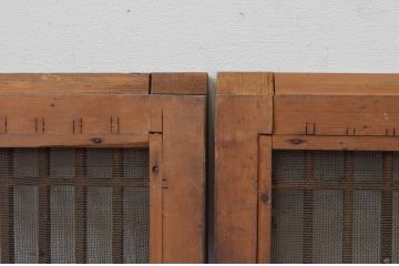 アンティーク建具　古き時代の味わいが魅力的な小さな格子窓2枚セット(引き戸、格子戸)(R-068021)