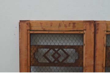 アンティーク建具　透かし彫りがお洒落な小さな格子窓2枚セット(引き戸、格子戸)(R-068022)