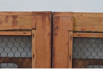 アンティーク建具　透かし彫りがお洒落な小さな格子窓2枚セット(引き戸、格子戸)(R-068022)