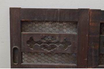 アンティーク建具　透かし彫りがお洒落な小さな格子窓2枚セット(引き戸、格子戸)(R-068023)