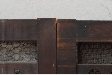 アンティーク建具　透かし彫りがお洒落な小さな格子窓2枚セット(引き戸、格子戸)(R-068023)