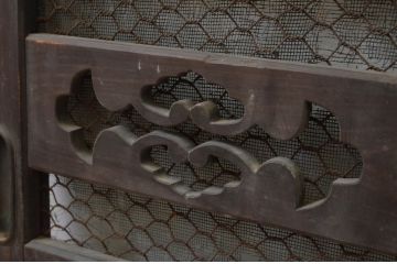 アンティーク建具　透かし彫りがお洒落な小さな格子窓2枚セット(引き戸、格子戸)(R-068023)