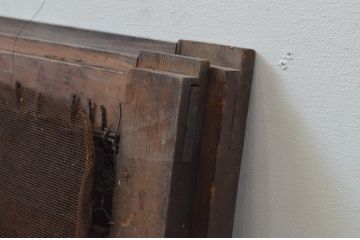 アンティーク建具　透かし彫りがお洒落な小さな格子窓2枚セット(引き戸、格子戸)(R-068023)