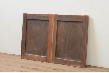 アンティーク建具　総欅(ケヤキ)材　時代の流れを感じさせる色合いが魅力の小さな板戸窓2枚セット(引き戸)(R-068027)