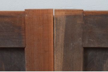 アンティーク建具　総欅(ケヤキ)材　時代の流れを感じさせる色合いが魅力の小さな板戸窓2枚セット(引き戸)(R-068027)