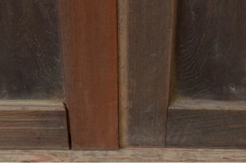 アンティーク建具　総欅(ケヤキ)材　時代の流れを感じさせる色合いが魅力の小さな板戸窓2枚セット(引き戸)(R-068027)
