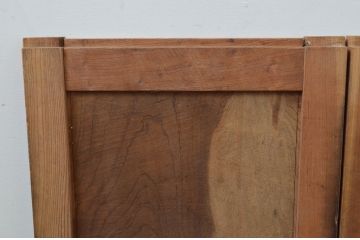 アンティーク建具　総欅(ケヤキ)材　時代の流れを感じさせる色合いが魅力の小さな板戸窓2枚セット(引き戸)(R-068027)