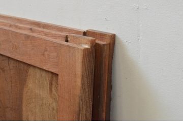 アンティーク建具　総欅(ケヤキ)材　時代の流れを感じさせる色合いが魅力の小さな板戸窓2枚セット(引き戸)(R-068027)