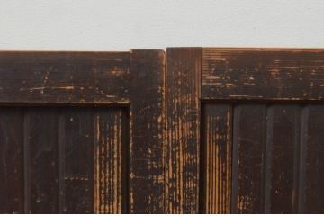 アンティーク建具　重厚感のある小さな縦格子付きの板戸窓4枚セット(鎧戸、水屋引き戸、格子戸)(R-068028)