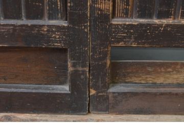 アンティーク建具　重厚感のある小さな縦格子付きの板戸窓4枚セット(鎧戸、水屋引き戸、格子戸)(R-068028)