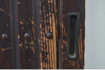 アンティーク建具　重厚感のある小さな縦格子付きの板戸窓4枚セット(鎧戸、水屋引き戸、格子戸)(R-068028)
