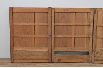 アンティーク建具　重厚感のある小さな縦格子付きの板戸窓4枚セット(鎧戸、水屋引き戸、格子戸)(R-068028)
