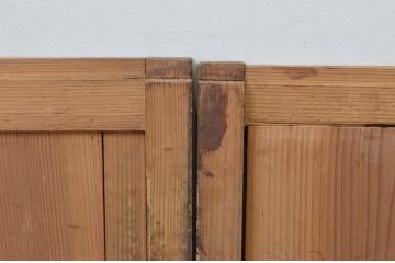 アンティーク建具　重厚感のある小さな縦格子付きの板戸窓4枚セット(鎧戸、水屋引き戸、格子戸)(R-068028)