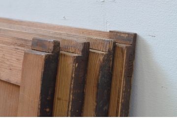 アンティーク建具　重厚感のある小さな縦格子付きの板戸窓4枚セット(鎧戸、水屋引き戸、格子戸)(R-068028)