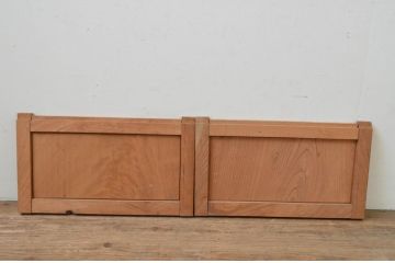 アンティーク建具　総欅(ケヤキ)材　美しい杢目が目を惹く小さな板戸窓2枚セット(引き戸)(R-068032)