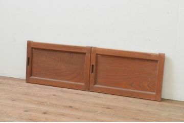 アンティーク建具　総欅(ケヤキ)材　美しい杢目が目を惹く小さな板戸窓2枚セット(引き戸)(R-068033)