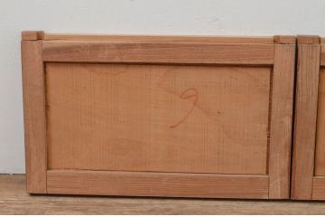 アンティーク建具　総欅(ケヤキ)材　美しい杢目が目を惹く小さな板戸窓2枚セット(引き戸)(R-068033)