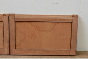 アンティーク建具　総欅(ケヤキ)材　美しい杢目が目を惹く小さな板戸窓2枚セット(引き戸)(R-068033)