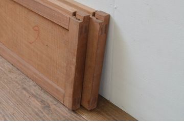 アンティーク建具　総欅(ケヤキ)材　美しい杢目が目を惹く小さな板戸窓2枚セット(引き戸)(R-068033)