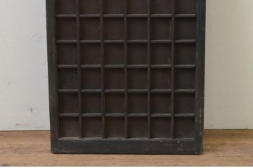アンティーク建具　落ち着いた和の空間づくりにおすすめ!マス目(升目)の格子窓1枚(きつね格子、狐格子、格子戸、板戸、引き戸)(R-068035)