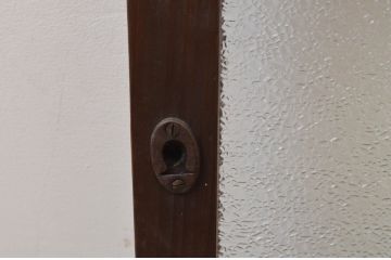 アンティーク建具　落ち着きのある色味が魅力的なガラス窓1枚(ガラス戸、引き戸)(R-068037)