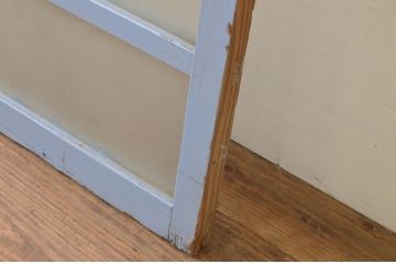 アンティーク建具　ペイント仕上げ限定　大正ロマンの雰囲気漂うペンキの剥げたFIXガラス窓1枚(フィックス、はめ殺し)(R-068038)