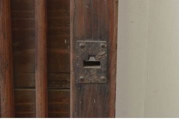 アンティーク建具　枠欅(ケヤキ)材　時代を経た趣が感じられる縦桟板戸窓1枚(格子戸、引き戸)(R-068043)