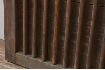 アンティーク建具　枠欅(ケヤキ)材　時代を経た趣が感じられる縦桟板戸窓1枚(格子戸、引き戸)(R-068043)