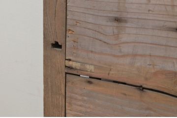 アンティーク建具　枠欅(ケヤキ)材　時代を経た趣が感じられる縦桟板戸窓1枚(格子戸、引き戸)(R-068043)