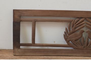 アンティーク建具　総欅(ケヤキ)材　鳥のデザインがかわいらしい小振りな彫刻欄間1枚(明り取り、明かり取り)(R-068047)