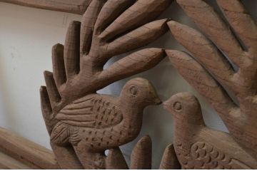 アンティーク建具　総欅(ケヤキ)材　鳥のデザインがかわいらしい小振りな彫刻欄間1枚(明り取り、明かり取り)(R-068047)