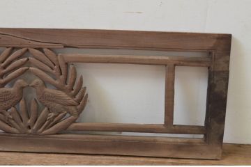 アンティーク建具　総欅(ケヤキ)材　鳥のデザインがかわいらしい小振りな彫刻欄間1枚(明り取り、明かり取り)(R-068047)