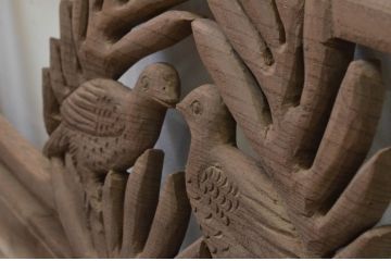 アンティーク建具　総欅(ケヤキ)材　鳥のデザインがかわいらしい小振りな彫刻欄間1枚(明り取り、明かり取り)(R-068047)