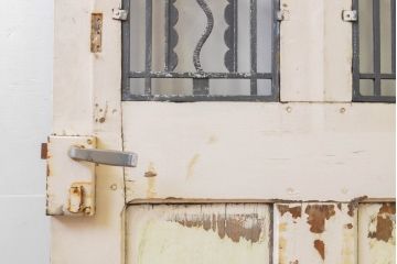 海外アンティーク　ペイント仕上げ限定　オーク材　かわいらしいデザインのアイアンフェンス入りドア1枚(建具、木製扉)(R-068054)