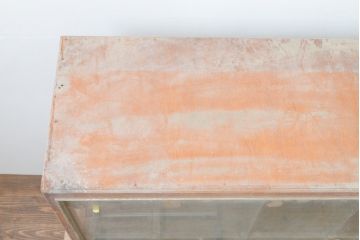 和製アンティーク　小扉付き　レトロな雰囲気を醸し出すパタパタ扉のマス目(升目)ガラスケース(ショーケース、陳列棚、飾り棚、店舗什器)(R-068059)