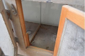 和製アンティーク　小扉付き　レトロな雰囲気を醸し出すパタパタ扉のマス目(升目)ガラスケース(ショーケース、陳列棚、飾り棚、店舗什器)(R-068059)