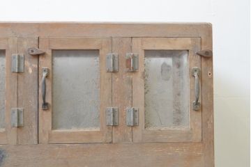 和製アンティーク　小扉付き　レトロな雰囲気を醸し出すパタパタ扉のマス目(升目)ガラスケース(ショーケース、陳列棚、飾り棚、店舗什器)(R-068059)