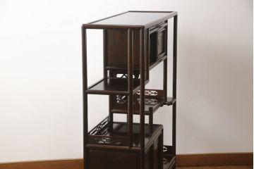 和製ビンテージ　国産　職人手造り　指物家具　総紫檀(シタン)材　上質な造りが魅力的な漆塗りの飾り棚(茶棚、収納棚、戸棚、違い棚、ヴィンテージ)(R-068060)