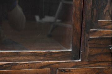 和製アンティーク　前面黒柿　上手物　無垢材　銅金具付きの茶箪笥(茶棚、収納棚、戸棚、飾り棚)(R-068064)