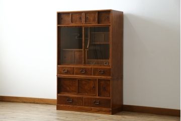 和製アンティーク　超美品!!　前面欅 (ケヤキ)材　レトロな佇まいに和の趣を感じる二段重ね茶箪笥(食器棚、収納棚、戸棚、茶棚、飾り棚、違い棚)(R-068065)